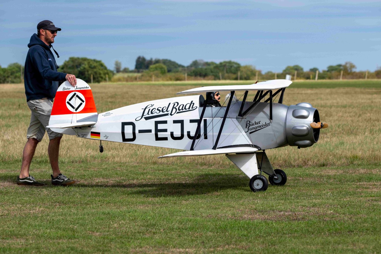 Remote Controlled Aircraft Amaze Crowds with Manoeuvres Over SMGWA